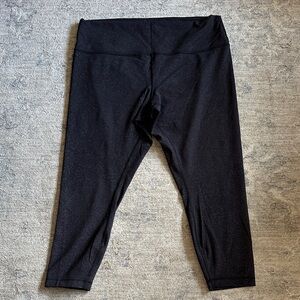 Lululemon women’s Wunder Train High-Rise Tight 25"
Color black print
Size 18